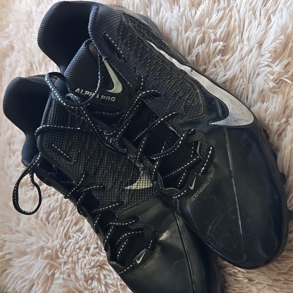 Nike Men's Black Athletic Shoes with White Accents